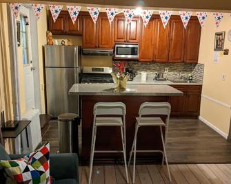 Luxury Apartment 15 Min From Manhattan At A Bargain Price. Great Opportunity. - West New York - Cocina