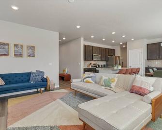 5bd Home With Game Room & Office - 4mins Rtd - Us 36 - Superior - Living room