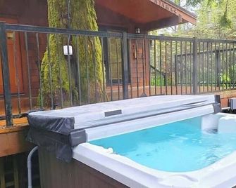 Hot tub Oasis Among Trees - Pet Friendly - Port Renfrew
