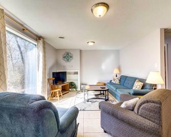 Pet-Friendly Youngstown Cottage with Yard - Youngstown - Living room