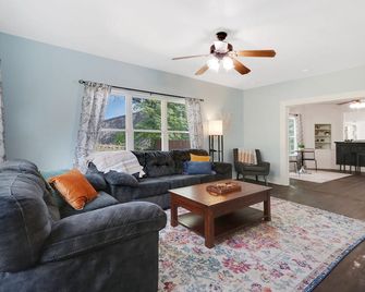 Hill Country Cottage | Near River & Lake, Deck, Sleeps 10, Family-Friendly - Canyon Lake - Sala de estar