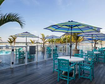 Fairfield Inn & Suites by Marriott Chincoteague Island Waterfront - Chincoteague - Piscina