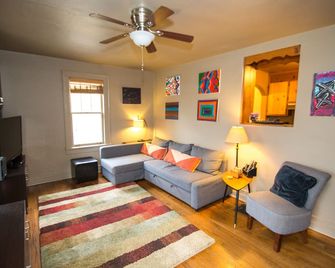 Charming Craftsman Bungalow in E. Nash 2bed/2bath (170 5 reviews all sites) - Nashville - Living room