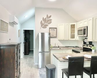 Cozy 1-bedroom tiny house B, Mayo Clinic cruise port Towncenter stadium UNF - Jacksonville - Cocina