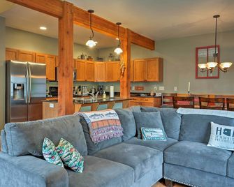 'Bozeman Getaway' w/ Mountain Views, Near Downtown - Bozeman - Living room