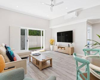 'Esplanade Escape' A Fresh Coastal Family Hideaway - Urangan - Living room