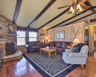 Cozy Caymus Cabin about 3 Miles to Callaway Gardens! - Pine Mountain - Living room