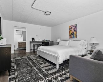 Close to beaches, downtown, and wineries - Traverse City