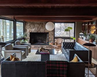 Mid Century Cabin with Japanese decor and a Hot Tub - Durham - Sala de estar