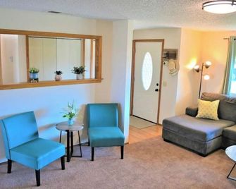 Cozy Coastal Getaway- Feels Just Like Home - McKinleyville - Sala de estar