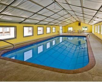Fairview Inn By OYO Hesston I-135 - Hesston - Pool