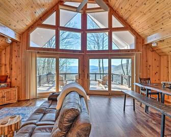 Spacious Franklin Cabin with Mountain Views! - Franklin - Living room