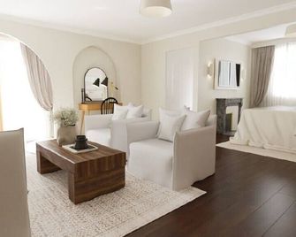 I Am Hotel Graz-Seiersberg - Graz - Living room