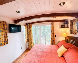 The Beverly Boat at Montana Treehouse Retreat - Columbia Falls - Bedroom