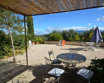 Charming small house in an olive grove with view - Mazan - Patio