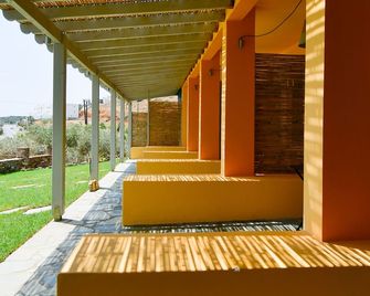 Rooster Guesthouse Rooms - Andros