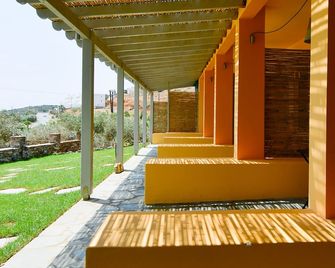Rooster Guesthouse Rooms - Andros