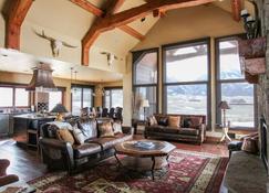 Cowboy Lake Lodge · Rugged Montana Views With Year Round Access - Emigrant - Living room