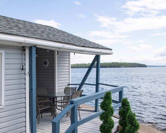 ZaLo House Waterline cabin with Hot Tub Pets - South Hero