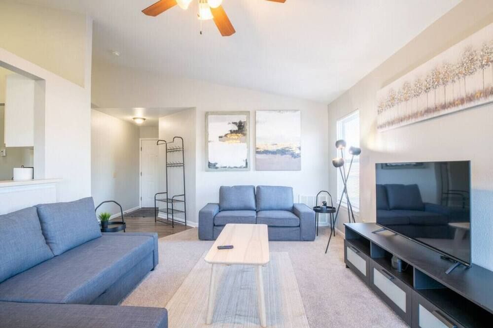 Villa Verbena - Sleek 3 Bd In Pekin - Pekin - Living room