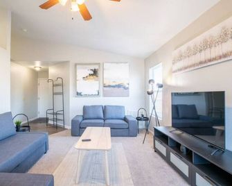 Villa Verbena - Sleek 3 Bd In Pekin - Pekin - Living room