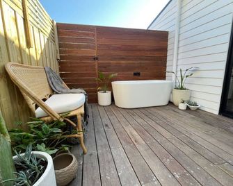 Quarterdeck Lakes Entrance 2br Waterfront Apartment - Lakes Entrance - Balcony