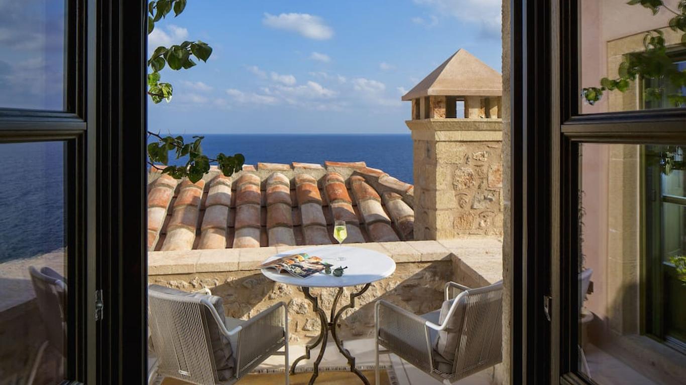 Moni Emvasis Luxury Suites