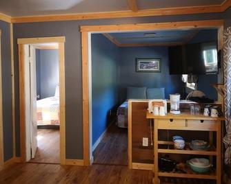 Overlook Inn & Cabins - Clearwater - Living room