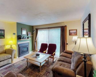 Spiral-Staircase Condo w Mountain-Air Balcony - Girdwood - Sala de estar