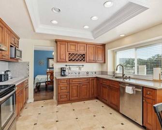 Cozy 5BR Home in North San Diego with Easy Commute to Sorrento Valley Tech Hubs - סן דייגו - מטבח