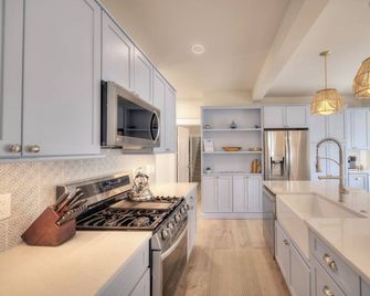 Coastal Inspired Beach House - Steps from South Beach & Kids Corner! - South Haven - Kitchen