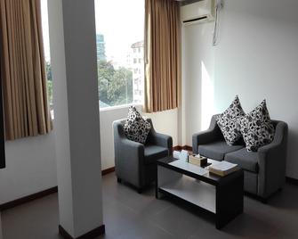 The RGN City Lodge - Yangon - Living room