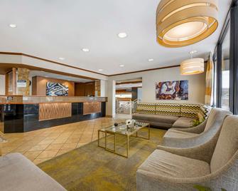 Best Western Plus Landing View Inn & Suites - Branson - Front desk