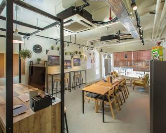 Quarters Capsule Hostel - Singapore - מסעדה