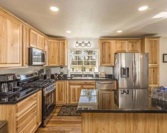 Yosemite Pines Retreat, Miniature Ponies! Huge Yard! Spa, Pool, And Play Area - Mariposa - Küche