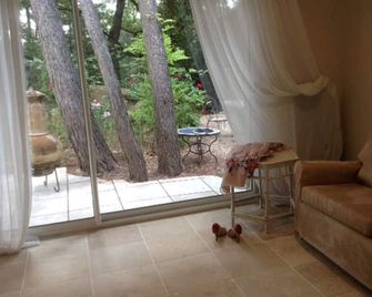 Single Storey T2 Villa Adjoining Villa Under The Pines - Venelles - Sala de estar