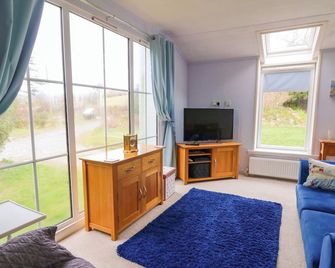 Nanny Jill's Cabin, Pet Friendly, With A Garden In Crymych - Crymych - Sala de estar