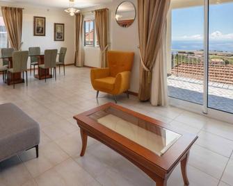 Ourmadeira - Yellow House - Paul do Mar - Pokój dzienny