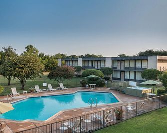 Quality Inn Ennis - Ennis - Pool