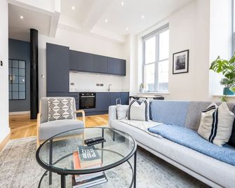 Azure Suite 1br City Walks - Manchester - Living room