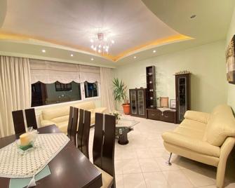 Florina House - Spacious with 2 Bedrooms and mountain view - Flórina - Salon
