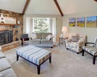 Hike, Golf, Ski & More: Family Home in South Weber - Ogden - Living room