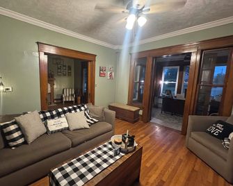 Spacious Historic 5-bedroom house in charming Barboursville with AC - Barboursville - Wohnzimmer