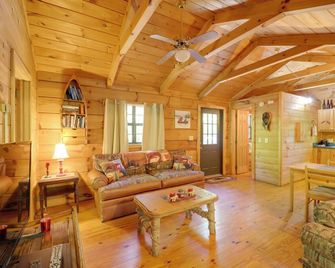 All-Season Sunroom and Hot Tub Marion Cabin Retreat - Marion