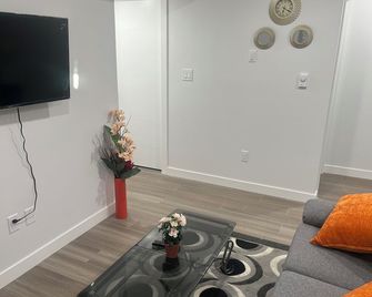 Peaceful Haven - Saskatoon - Living room