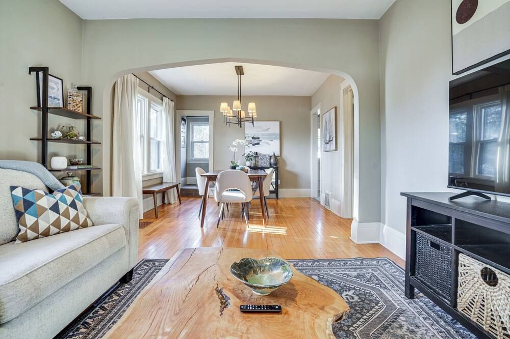 Walk to Beach + Lake Nokomis: Minneapolis Home! - Minneapolis - Living room