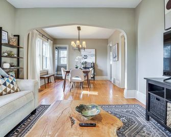 Walk to Beach + Lake Nokomis: Minneapolis Home! - Minneapólis - Sala de estar