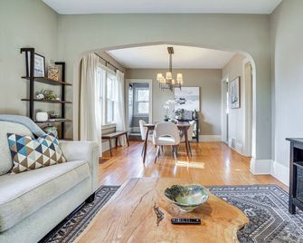 Walk to Beach + Lake Nokomis: Minneapolis Home! - Minneapolis - Living room