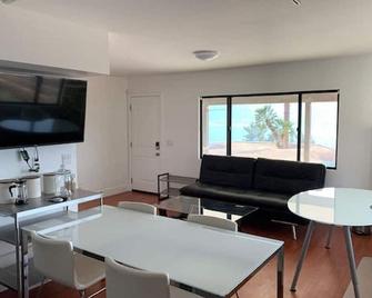 Lake Recess With Million Dollar View - Lake Elsinore - Living room