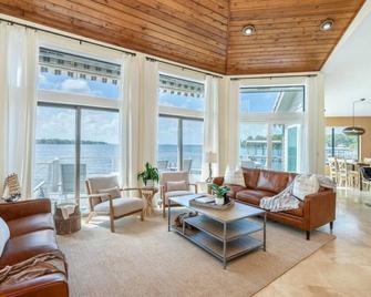 Featured On Hgtv's My Lottery Dream Home! Private Dock, 15 Minute Boat Ride To Crab Island, 20 Minute Drive To Destin, Pet Friendly - Niceville - Living room